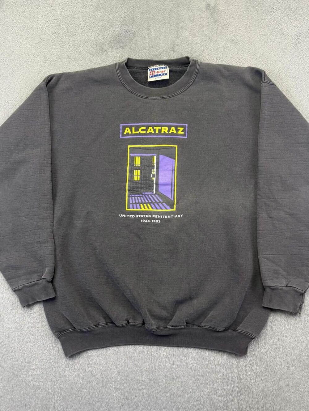 Hanes Alcatraz Vintage, cool detail on sleeves Sweatshirt
